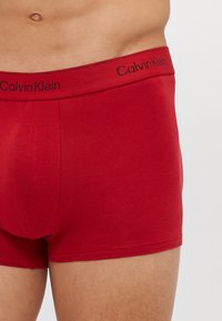 Calvin Klein Underwear HOLIDAY FASHIONTRUNK 3 PACK - Calzoncillos bóxer cortos - silver/black/red