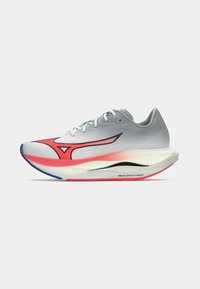 Scarpa da running grigio chiaro con un design rosso e nero, caratterizzata da una suola imbottita, tomaia in rete e lacci bianchi. Accentuata da una forma curva.