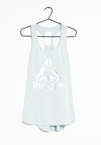 Ljusblåt linne med rund halsringning och racerback-design. Har en reflekterande Reebok-logga på framsidan. Slät tygtextur.