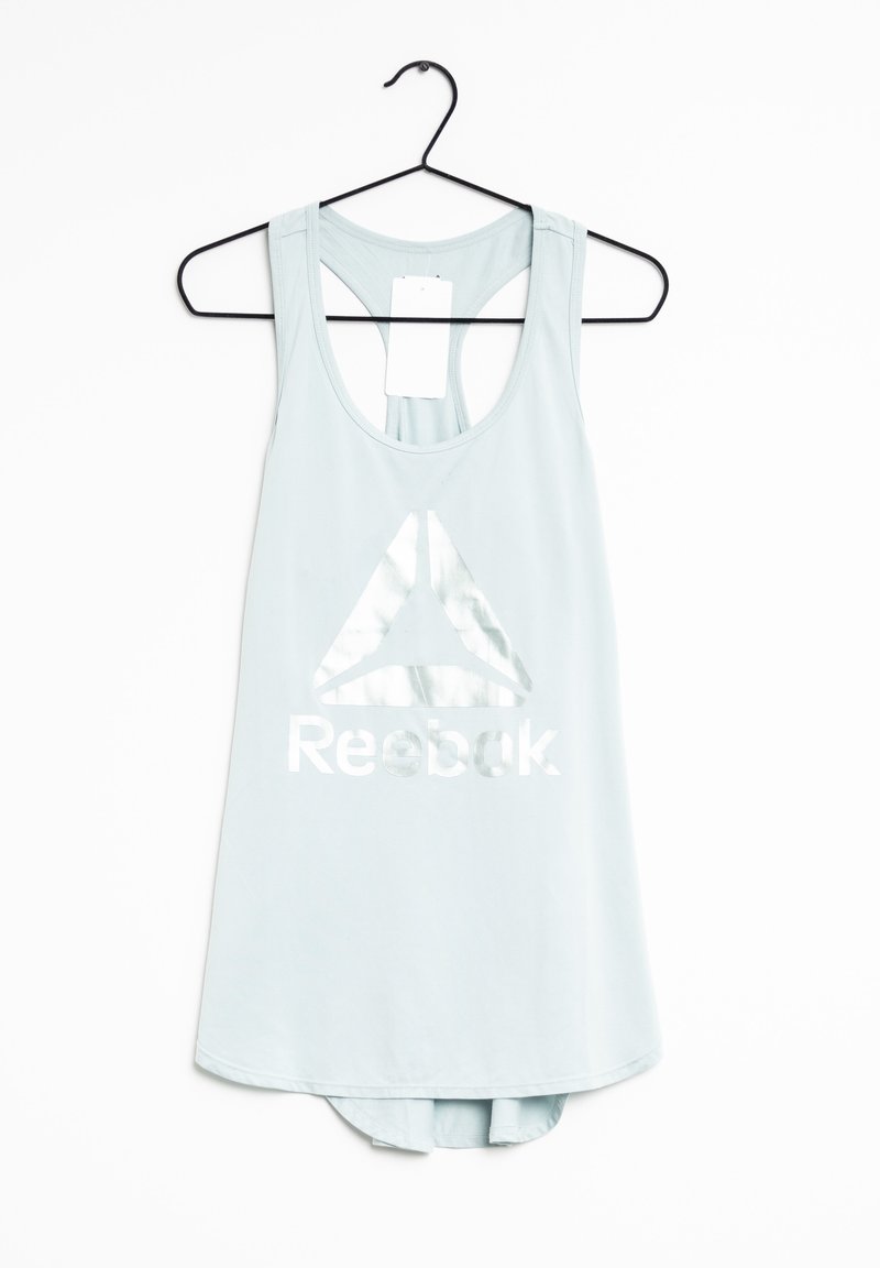 Ljusblåt linne med rund halsringning och racerback-design. Har en reflekterande Reebok-logga på framsidan. Slät tygtextur.