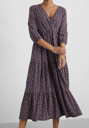 Granatowa sukienka maxi w kwiaty z różowymi liśćmi, z dekoltem w serek, rękawami do łokcia oraz falbanami na spódnicy. Lekki materiał o miękkiej fakturze.