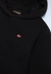 Felpa nera con cappuccio in tessuto morbido, caratterizzata da una piccola bandiera norvegese ricamata sul petto e un cappuccio regolabile con cordini.