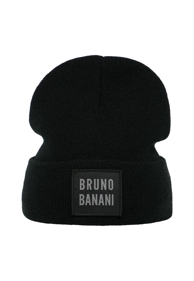 Svart stickad mössa med vikbar kant. Har en rektangulär grå etikett med texten "BRUNO BANANI" i en enkel font. Mjuk textur.