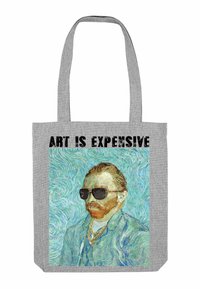 Borsa a spalla grigia con un ritratto colorato di un uomo con occhiali e una catena d'oro, con il testo "L'ARTE È COSTOSA" in grassetto nero.