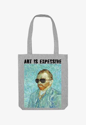 Grijze tote bag met een kleurrijk portret van een man met een bril en een gouden ketting, met de tekst "KUNST IS DUUR" in vetgedrukte zwarte letters.