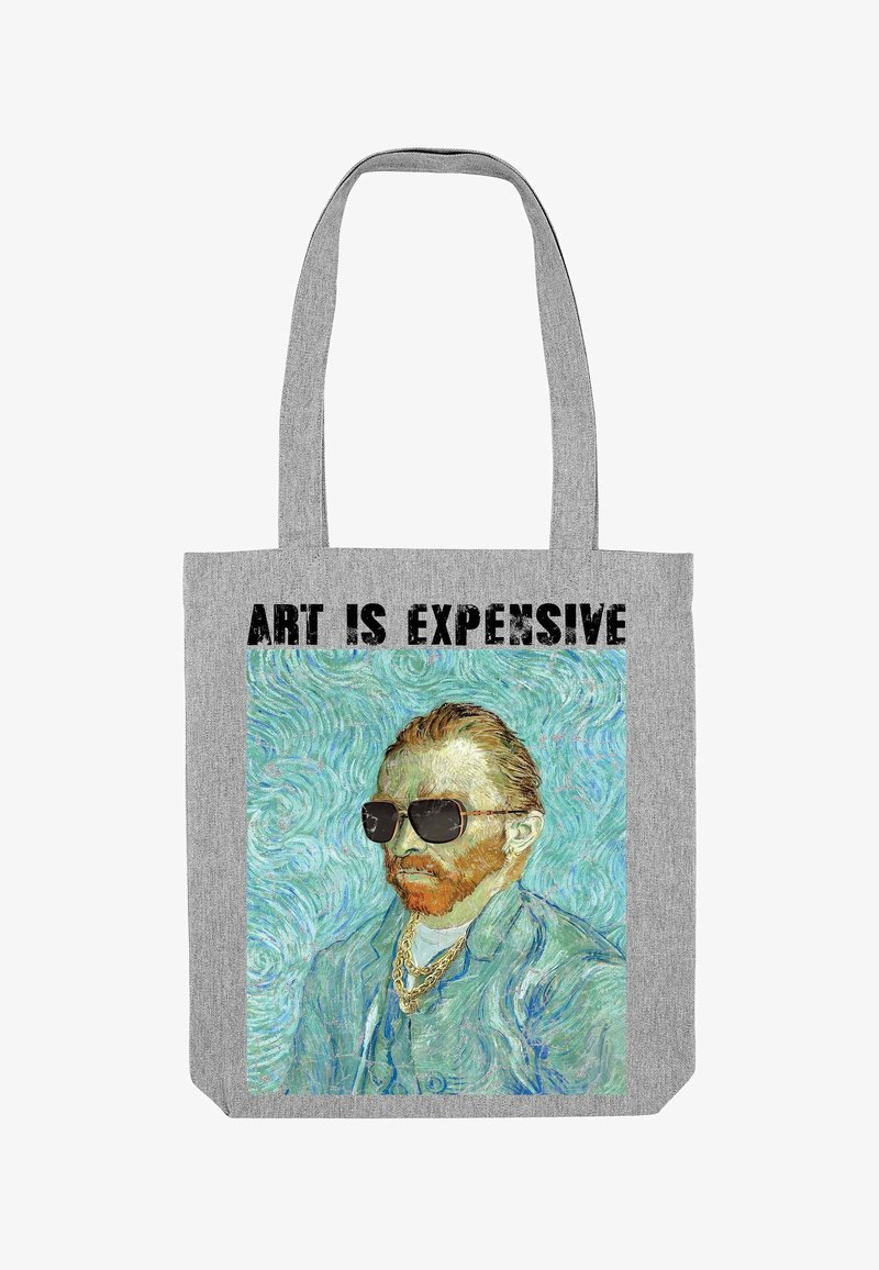 Borsa a spalla grigia con un ritratto colorato di un uomo con occhiali e una catena d'oro, con il testo "L'ARTE È COSTOSA" in grassetto nero.