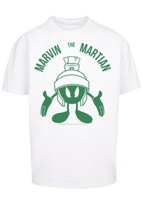 Balta medvilninė marškinėliai su žalia Marca Marvino grafika, kuri turi ištiestas rankas, o viršuje užrašyta „MARVIN THE MARTIAN“. 