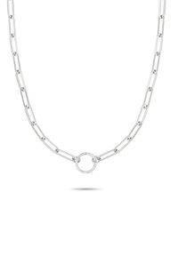 Sølvmetal kædetrøje med forlængede led og en cirkulær vedhæng i midten. Glat tekstur og poleret overflade.
