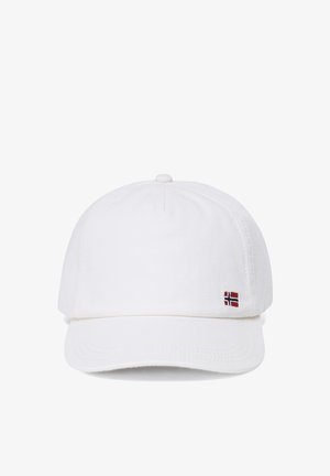 Gorra de béisbol blanca de algodón con visera curva, que presenta una pequeña bandera noruega bordada en la parte frontal izquierda.