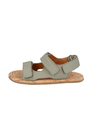 Sandal de cuero gris claro con dos correas ajustables de Velcro, plantilla de corcho, diseño abierto y suela plana de goma.