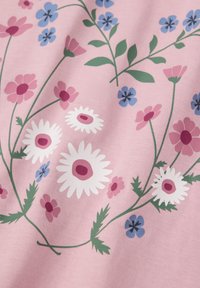Blomster mønstret stof med hvide margueritter, lyserøde og blå blomster samt grønne blade på en lyserød baggrund. Blødt stof med medium vægt.