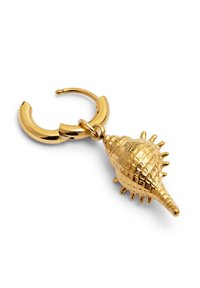 Pendiente de aro en tono dorado que presenta un charm en forma de concha texturizada con picos y un acabado suave. El diseño enfatiza la forma de una concha marina.