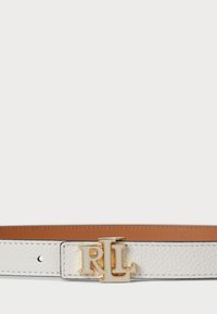 Bílý kožený pásek s bronzovou sponou s nápisem "RL", hladký povrch, kontrastní hnědý interiér a jemné detaily šití.