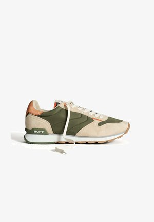 Groene en beige sneaker van suede en gaas, met een retro ontwerp, witte veters en een gevoerde zool met een oranje accent.