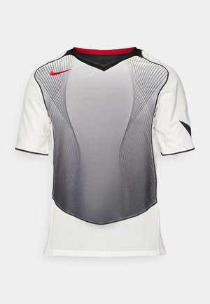 Rövid ujjú Nike mez fehér és szürke színben, fekete részletekkel. V-nyakú, ívelt mintákkal és légáteresztő hálós részletekkel rendelkezik.