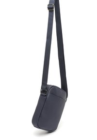 Borsa a tracolla blu navy di forma rettangolare, realizzata in materiale texture; presenta una tracolla regolabile e una chiusura con zip.