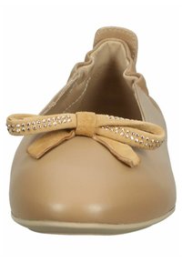 Beige Ballerinas aus glattem Leder mit einem kleinen Bogen aus Wildleder in der Mitte und Strass-Akzenten. Runde Zehenform.