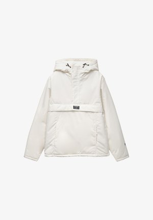 Valkoinen vetoketjullinen takki hupulla, jossa on etutasku, säädettävät nyörit ja logo-patch rinnassa. Sileä kangaskosketus.