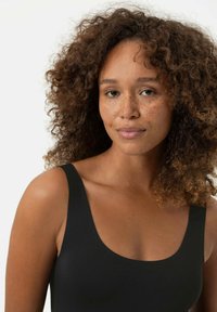 Zwarte tanktop met een ronde hals en dunne bandjes. De stof lijkt glad met een matte afwerking, geschikt voor casual kleding of als laagje.