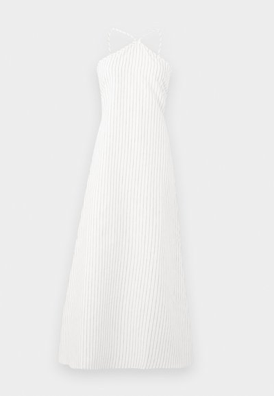 Robe maxi à rayures blanches avec des fines bretelles et un décolleté torsadé. Présente des rayures verticales noires pour une texture et une simplicité de design.