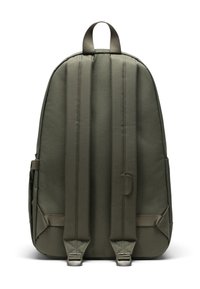 Tamnozeleni ruksak s glatkom tkaninom koji ima podstavljene naramenice, ručku na vrhu i vertikalne šavne detalje.