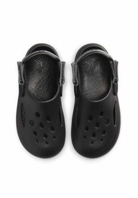 Svarta träskor i lätt material med en texturerad fotbädd, ventilerade hål och en bakrem för säker passform. Accentuerade med en logotyp.