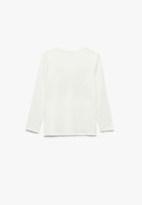 Langærmet hvid bomulds t-shirt med rund hals, enkelt design og afslappet pasform med en glat tekstur. Vist fra bagsiden.