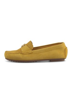 Mocassin en daim jaune moutarde avec des détails cousus, une semelle en caoutchouc basse et une boucle métallique décorative sur le dessus.
