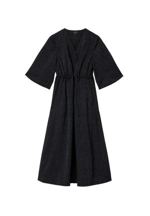 Zwarte midi-jurk met subtiele luipaardprint, V-hals, brede driekwart mouwen en een taille met trekkoord.