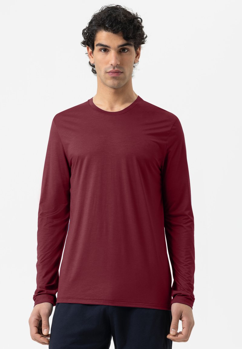 Langärmliges, kastanienbraunes Hemd aus leichtem Stoff mit Rundhalsausschnitt, glatter Textur und minimalen Nähten.