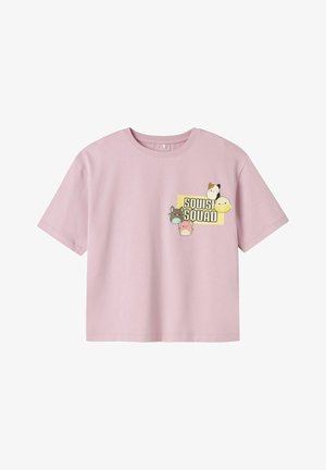 T-shirt en coton rose clair avec un col rond, des manches courtes et un graphique représentant des animaux de dessin animé avec le texte "SQUISH SQUAD" à l'avant.