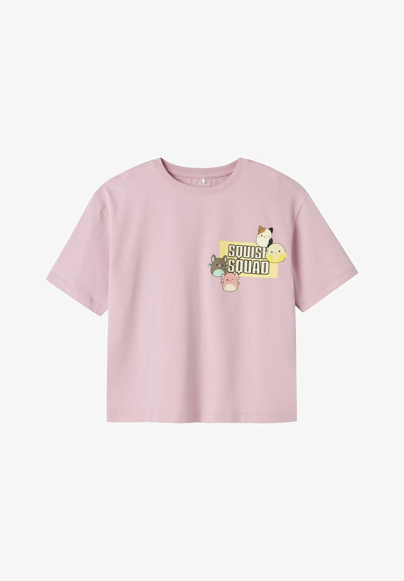 Camiseta de algodón rosa claro con cuello redondo, mangas cortas y un gráfico que presenta animales de caricatura y el texto "SQUISH SQUAD" en el frente.