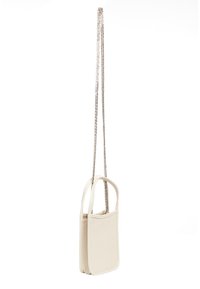 Borsa a tracolla in pelle crema con una texture liscia, manici superiori doppi e una tracolla in catena argentata. Forma rettangolare con design minimalista.