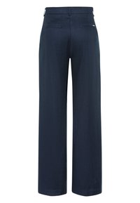 Pantaloni ampi navy con una superficie liscia e lucida, dotati di una tasca posteriore e un sottile dettaglio di branding in vita.