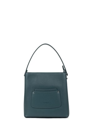 Sac à main en cuir texturé bleu sarcelle avec une poignée supérieure unique et une poche extérieure maintenue par deux rivets sur fond blanc.