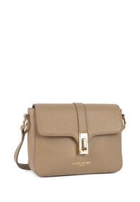 Borsa a tracolla in pelle color cuoio con finitura testurizzata, chiusura con ferramenti dorati e tracolla regolabile. Presenta il logo "Lancaster Paris" sul davanti.