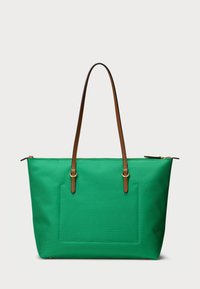 Grønn stoff tote bag med brune lærreimer, glidelås lukking og en flat utvendig lomme. Glatt tekstur, strukturert design.