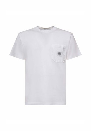 Camiseta blanca de manga corta con cuello redondo y un bolsillo en el pecho izquierdo que presenta un parche con un logo circular.