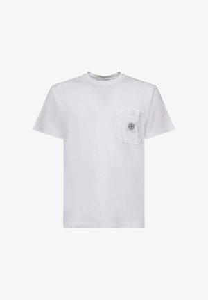 T-shirt blanc à manches courtes et col rond avec une poche sur le côté gauche de la poitrine ornée d'un écusson logo circulaire.