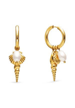 Pendientes de aro dorado, cada uno con una concha marina dorada colgante, un colgante en espiral de caracol y una sola perla blanca sobre un fondo blanco liso.