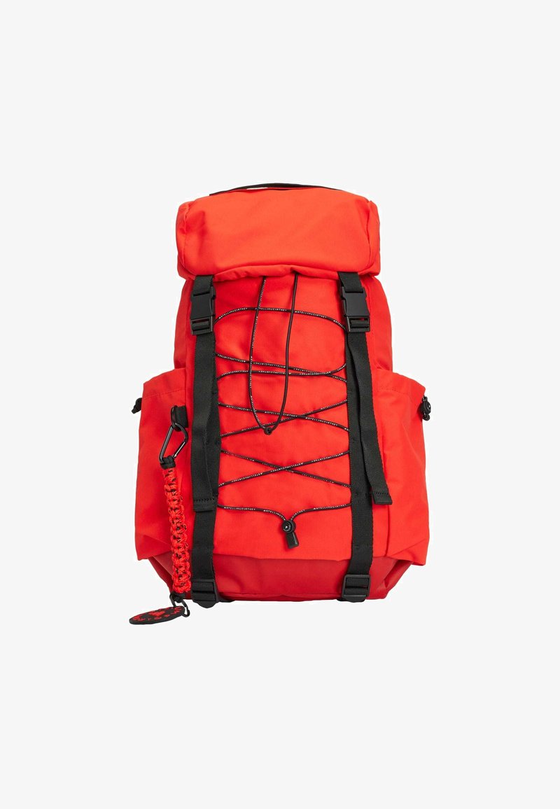 Sac à dos rouge avec une fermeture à enroulement, cordon élastique ajustable à l'avant, bretelles noires, poches latérales et attache de porte-clés tressée.