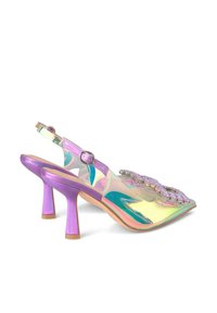 Slingback trasparente con finitura iridescente, dettagli viola, cinturino decorato e tacco blocco di 3 pollici. Design moderno e materiale leggero.