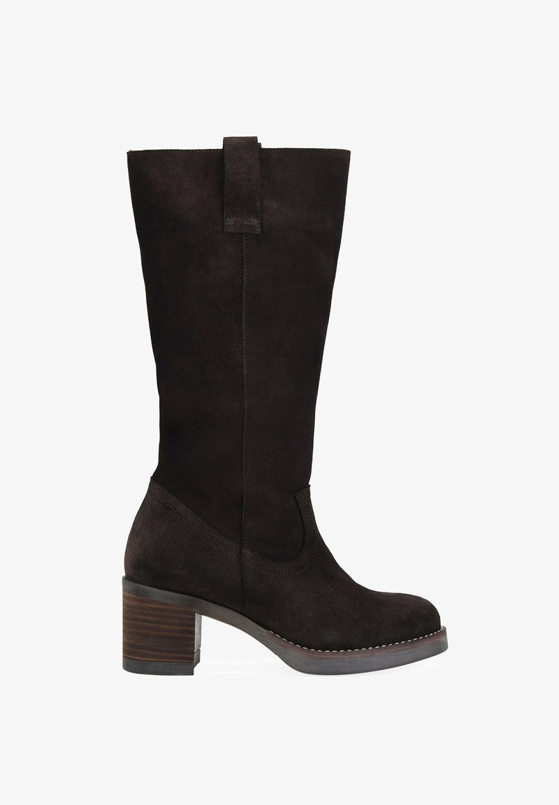 Bota hasta la rodilla de ante marrón con tacón bloque, con punta redonda, detalles cosidos y una lengüeta en la parte trasera para facilitar su colocación.