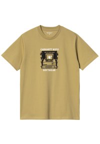 Camiseta de algodón verde oliva de manga corta, con un gráfico central negro de una computadora vintage y el texto "CARHARTT WIP WE FIX YOUR BUGS".