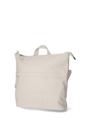 Kremowy skórzany plecak z górnym uchwytem, główną komorą zapinaną na zamek i poziomym przeszyciem z przodu na białym tle.