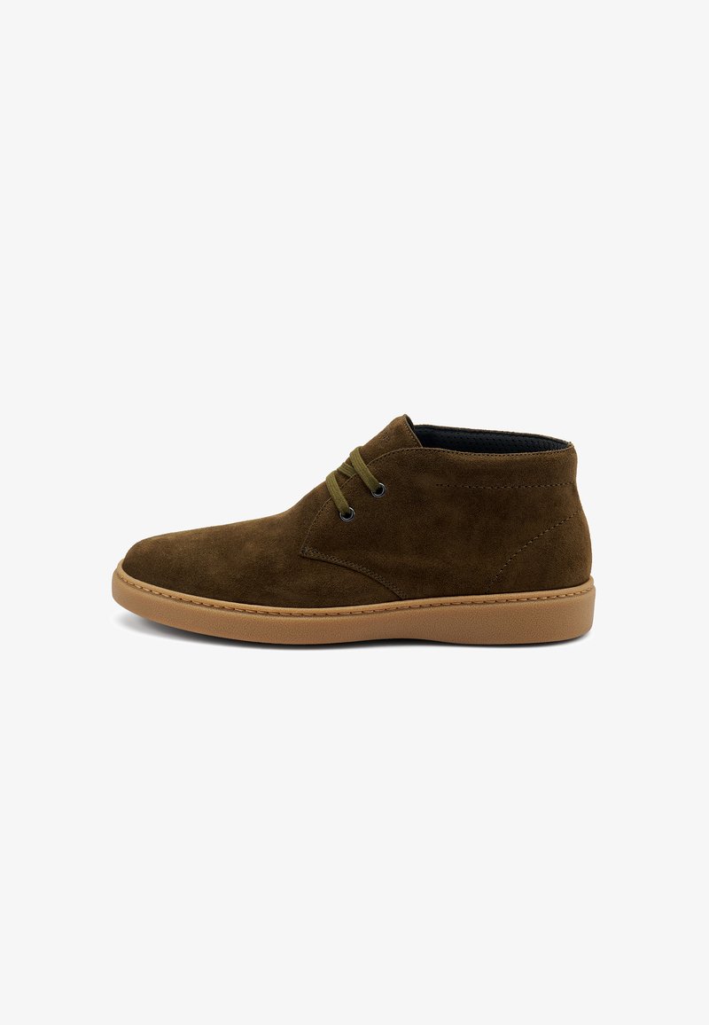 Stivaletti in suede marrone con una finitura texturizzata, punta tonda e lacci verdi. Presentano una suola in gomma e dettagli di cucitura in contrasto.