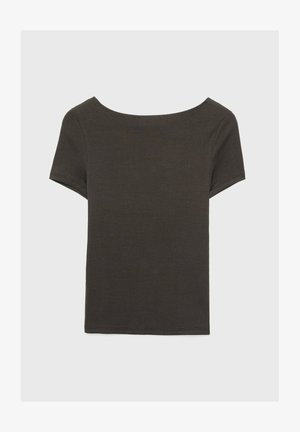 Haut à manches courtes gris foncé avec un col bateau. Fabriqué en tissu côtelé, il présente une coupe décontractée et un ourlet propre. Design simple, sans motifs.