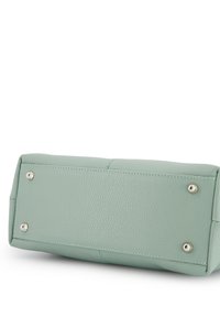 Mintgroene leren tasbodem met een gestructureerde afwerking, versterkte hoeken en vier metalen studs voor ondersteuning.