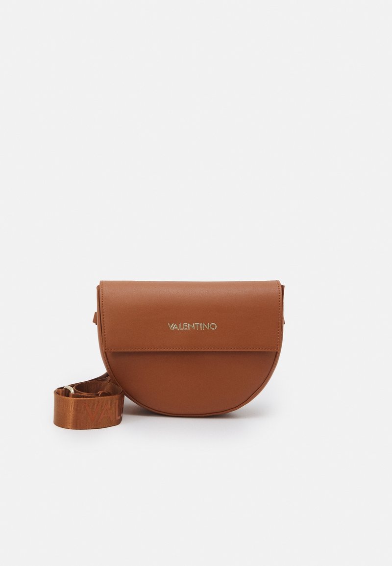 Sac en cuir marron à bandoulière en forme de demi-lune, avec un logo doré "VALENTINO" et une sangle en tissu contrasté avec impression du logo.
