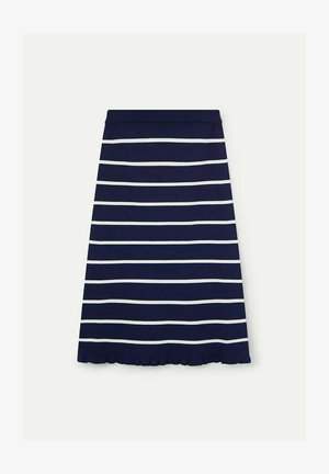 Falda azul marino hasta la rodilla con rayas blancas horizontales y un ligero detalle de volantes en el dobladillo.